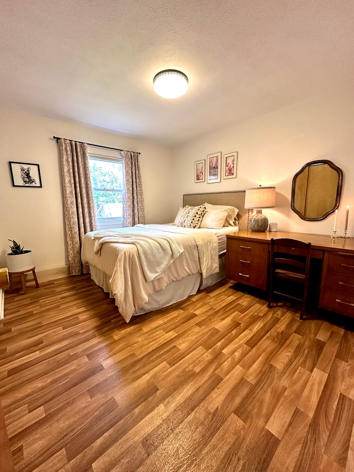 Manželská posteľ pohodlne spí pre dvoch s písacím stolom pre vaše použitie