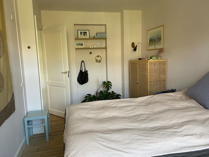 Prva spavaća soba. Krevet je veličine 180 x 200, a soba je velika.