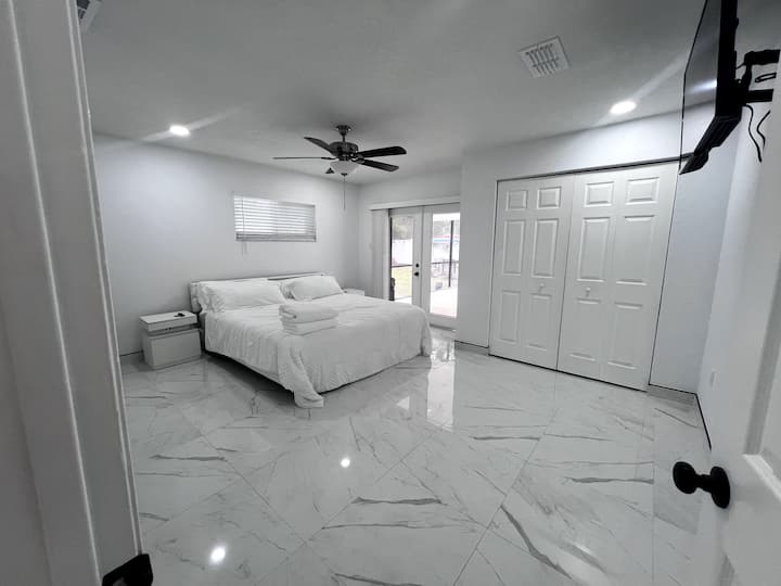 1. spavaća soba 
- Ima vanjski pristup bazenu 
- Ima privatnu kupaonicu 
- TV koji ima Netflix i Direct TV
- deka u ormaru  