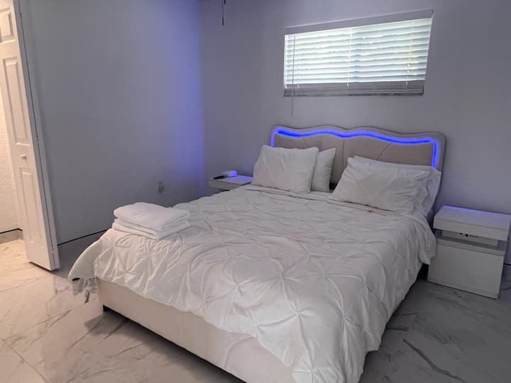 Spavaća soba 2 
- TV  koji ima Direct TV i Netflix 
- deka u ormaru 
- vješalice 
- prostor za punjenje sa strane kreveta
- dodatni ručnici 
