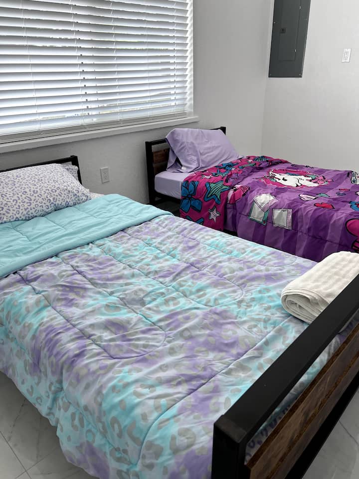 Spavaća soba 3
- Dolazi s dva odvojena kreveta 
- ručnike 
- Deka u ormaru 
- vješalice u ormaru 
- kupaonica Jack i Jill 
- vrata koja vode do garaže  