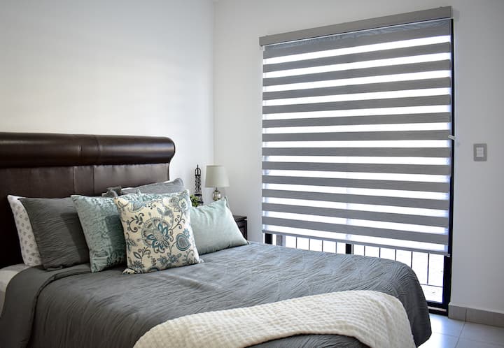 Მეორე საძინებელი 152 × 203 სმ ზომის საწოლით