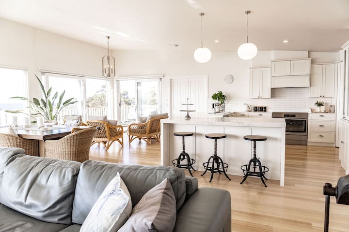 Sweeping Bay of Fires Views – RARE! gallery image 2