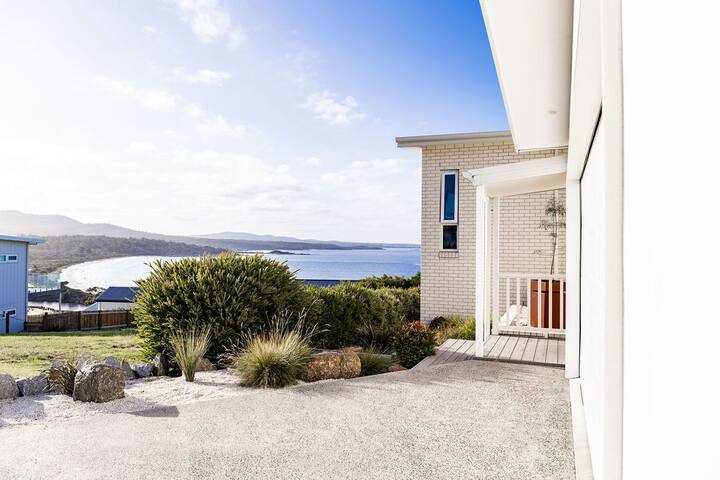 Sweeping Bay of Fires Views – RARE! gallery image 5