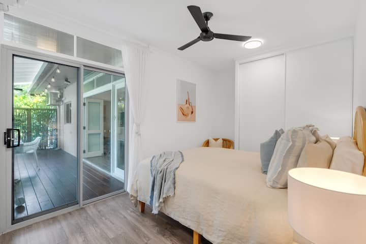 Საწოლი 2 კერძო კომპლექტით და პირდაპირი წვდომით გარე ტერასაზე/უკანა ეზოში. Დატკბით სტილითა და კომფორტით რბილი, სუნთქვადი თეთრეულით, რომელიც უზრუნველყოფს სრულ კომფორტს მთელი წლის განმავლობაში.