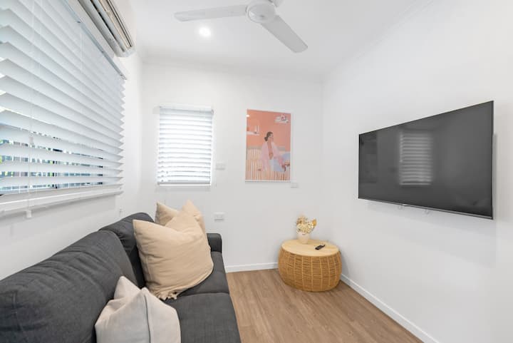 Დაისვენეთ ამ მოქნილ ოთახში, როგორც ტელევიზორის ცალკე ოთახი, ან გადაიყვანეთ მე-5 საძინებლად გამოსაწევი დივნის კომფორტით.