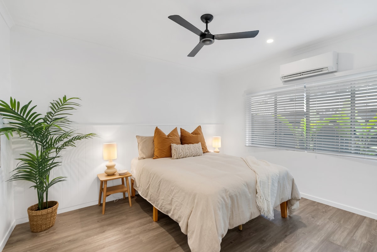 מיטה 4 - חדר אורחים מודרני ומרווח. להתפנק בסגנון ובנוחות עם מצעים רכים ונושמים המבטיחים נוחות אולטימטיבית לאורך כל השנה.