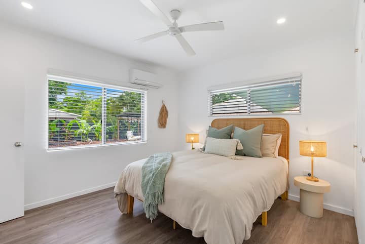 Მთავარი საძინებელი ცალკე კომპლექტითა და პირდაპირ უკანა ეზოთი. Დატკბით სტილითა და კომფორტით ჩვენს მთავარ საძინებელში, რომელიც სავსეა რბილი, სუნთქვადი თეთრეულით, რაც სრული კომფორტის გარანტიაა მთელი წლის განმავლობაში.