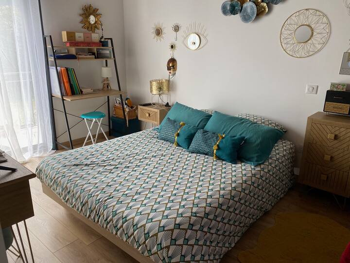 Საძინებელი 15 მ2 აღჭურვილია ორადგილიანი საწოლით (140x190), სამუშაო მაგიდით, კონსოლი ტელევიზორით, ტუმბო საწოლის ლამპით, ჩაღრმავებით და საგარდერობო ოთახით. Თეთრეული უზრუნველყოფილია დამატებითი გადასახადის გარეშე. Ეს ოთახი აღჭურვილია კონდიციონერით