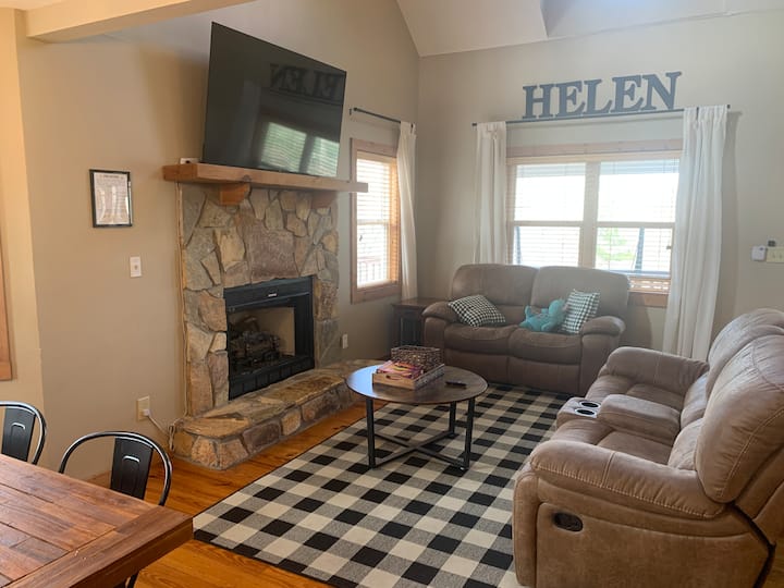 Lederhosen Lodge - Helen, GA