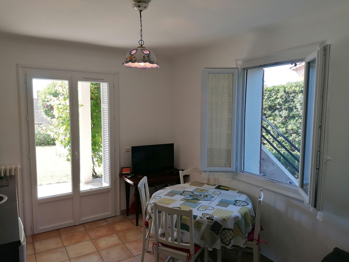 Popular Airbnb listing: Charming apartment in villa in Golfe-Juan in Vallauris