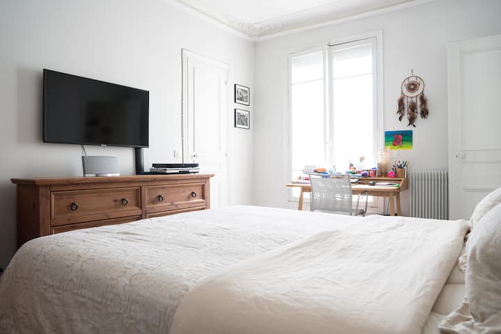 Habitación principal con segundo escritorio.