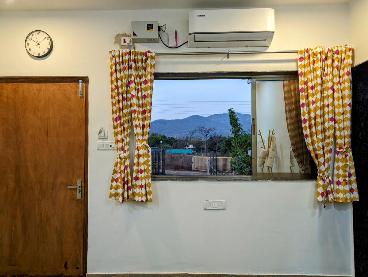 Kiyoyozi na mwonekano wa mlima kutoka kwenye mojawapo ya madirisha kwenye chumba