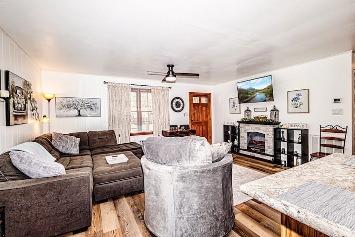 Private Riverfront Retreat Near Gsm National Park! - Bryson City, NC