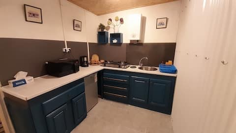 Annonce Airbnb populaire: My comfortable wooden cabin with sheet metal roof - South-facing à Saint Joseph