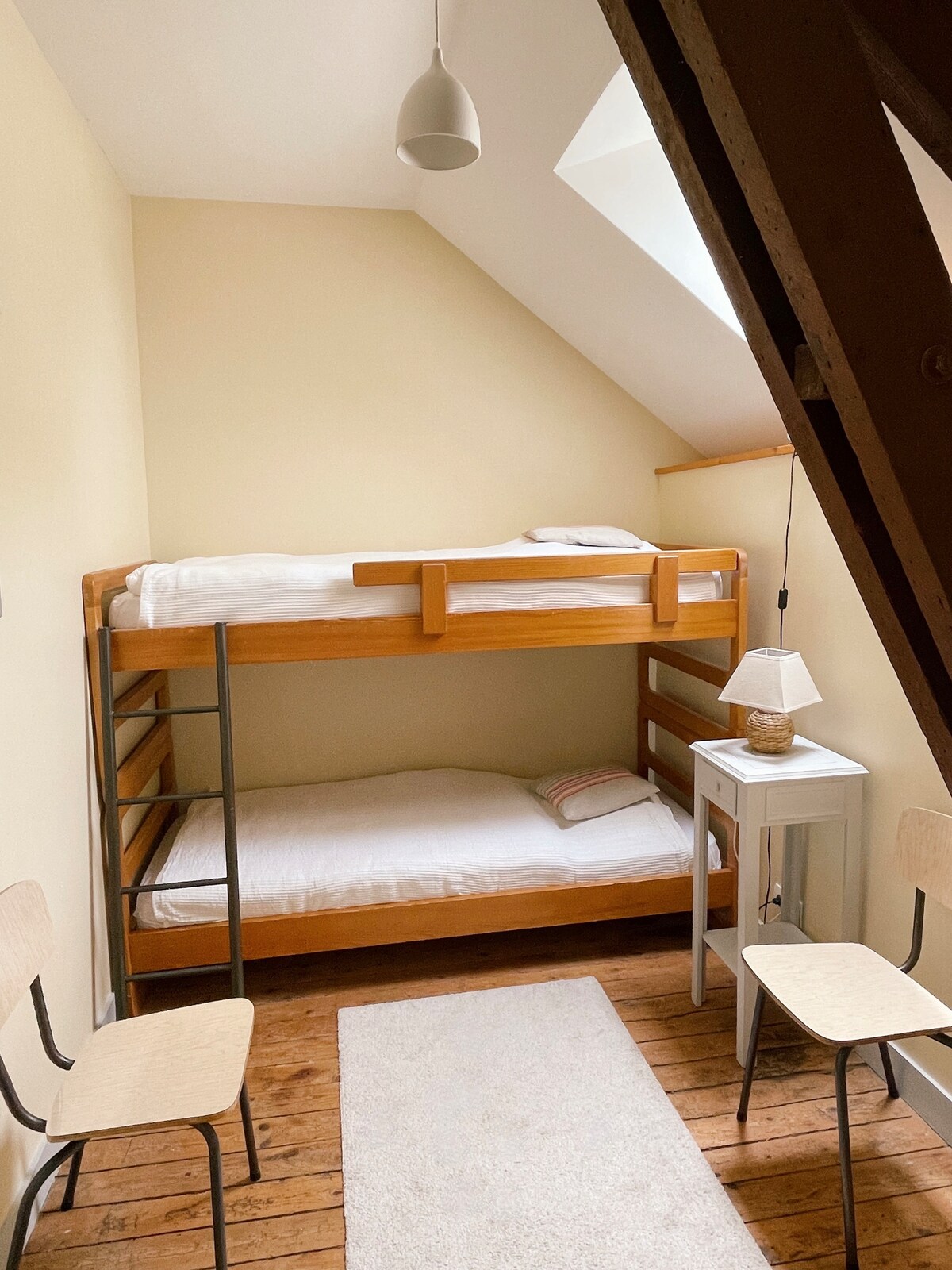 Kinderkamer bestaande uit twee eenpersoonsstapelbedden