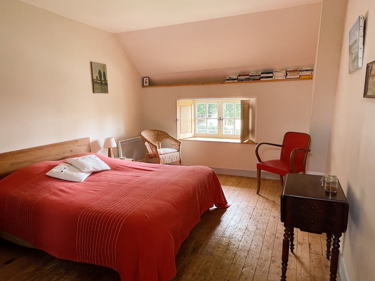 Hoofdslaapkamer met uitzicht op de boerderij