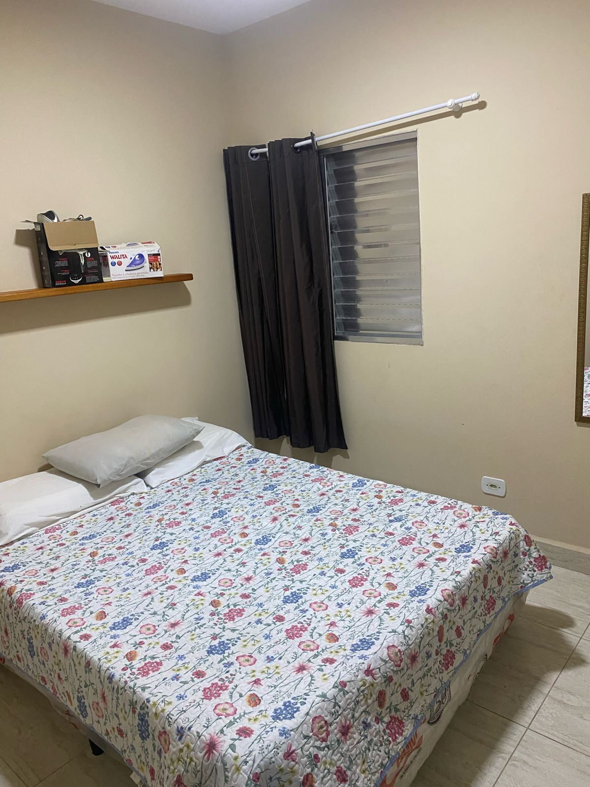 Спална соба со брачен кревет