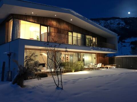Exclusive holiday home in the mountains, near Lake