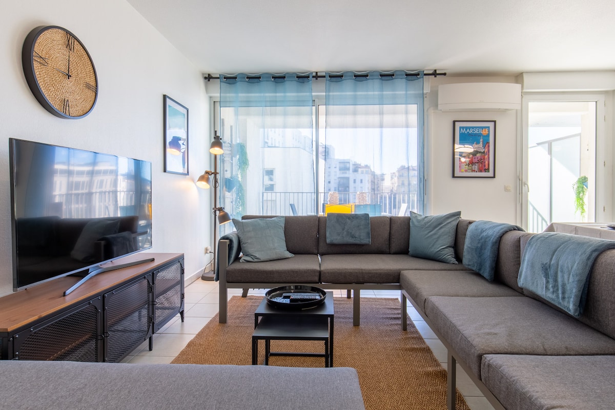 Annonce Airbnb populaire: Sunny T3 - view of Notre Dame à Marseille 3e Arrondissement