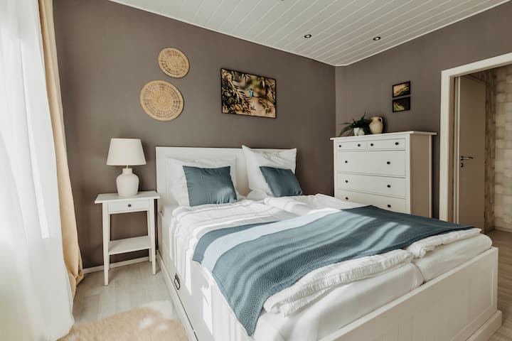 In this bedroom you can enjoy an en suite shower room!  In the walk-in closet you have plenty of space for your clothes & Co. And sweet dreams? Are guaranteed thanks to first-class mattresses and blackout blinds! 