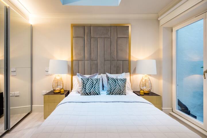 Hyde Park Suite 2 gallery image 4