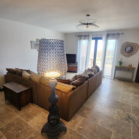 Annonce Airbnb populaire: Private pool villa – waterfront à Linguizzetta