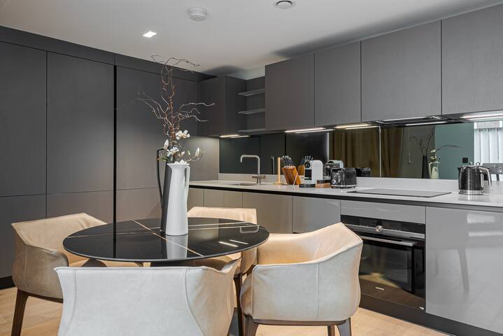 Luxury 2 bedroom flat in Kensington A/C w lifts gallery image 3