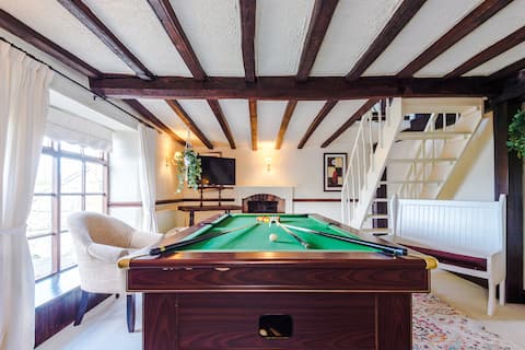 Spacious 5BR Home w/Game Room