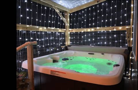 5BR Jim Thorpe | Golf Sim, Game Room, Hot Tub & EV