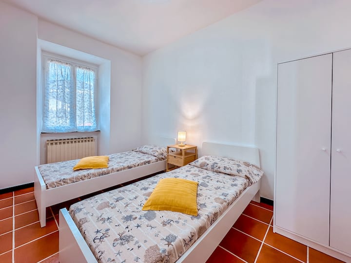 غرفة نوم بسريرين مفردين.