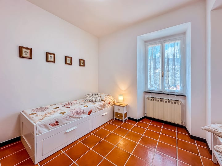 غرفة نوم بسريرين مفردين.
سرير واحد قابل للطي