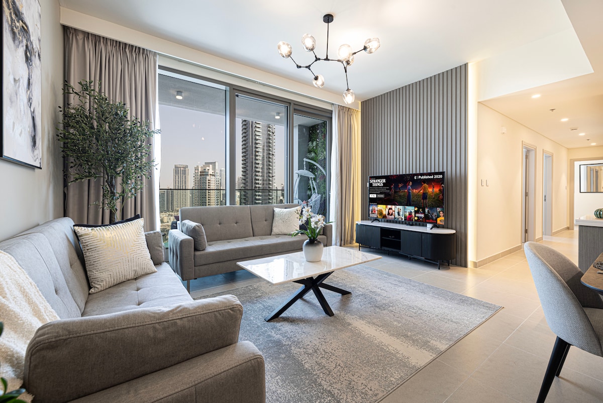 Relájate con estilo: impresionante sala de estar con TV de 65 pulgadas e impresionantes vistas a la ciudad