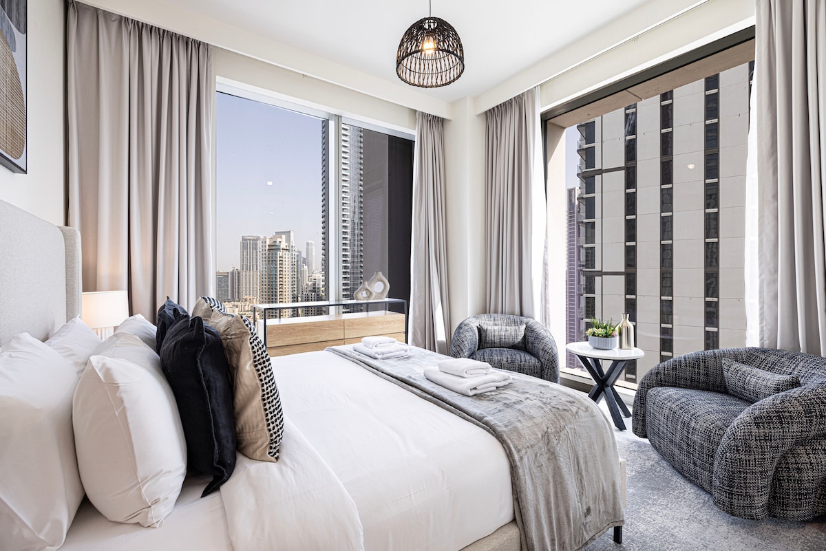 Escápate a la serenidad: sumérgete en nuestro dormitorio lleno de maravillas, con vistas cautivadoras, dos acogedoras tumbonas y una suntuosa cama tamaño king para el último refugio de lujo