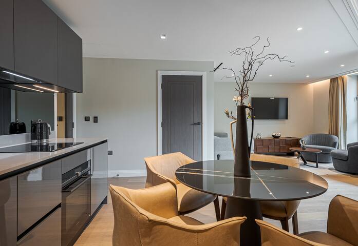 Luxury 2 bedroom Apartment in Kensington – w A/C gallery image 2