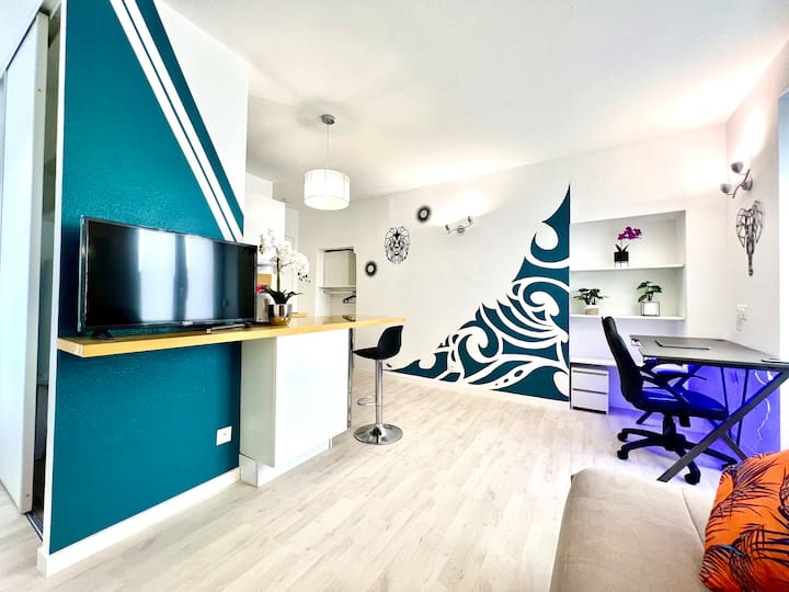 ლურჯი LED განათების მქონე საოფისე სივრცე შთამაგონებელი და თანამედროვე სამუშაო ადგილია, რომელიც იდეალურია დისტანციური მუშაობისთვის. ღია სამზარეულო იდეალურია სტუმრებთან ურთიერთობისთვის საჭმლის მომზადებისას.