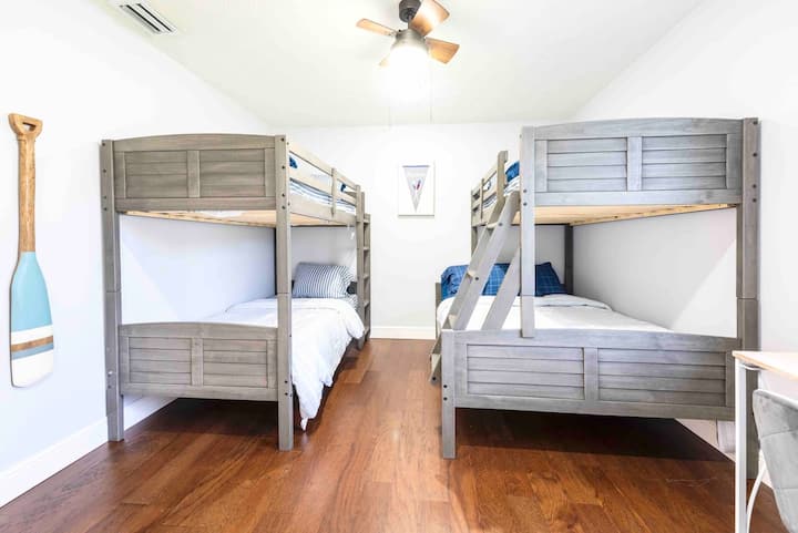 Четвърта спалня: двуетажна стая с двуетажно легло и двуетажно легло и бюро.