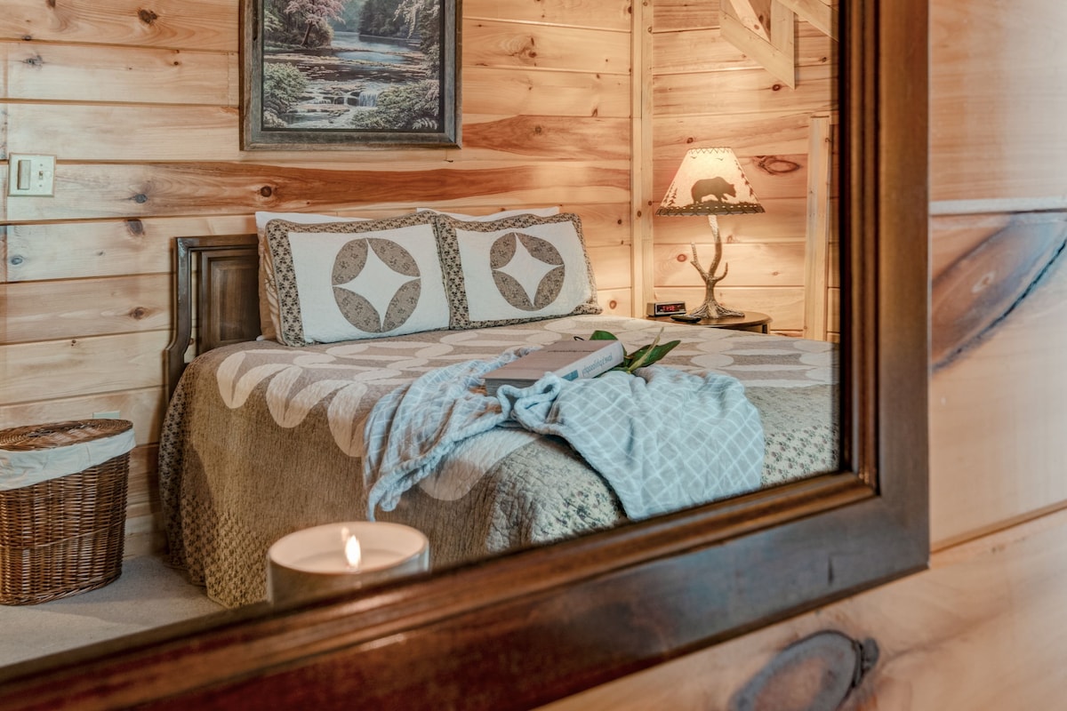 חדר שינה זוגי עם טלוויזיה של Roku.
