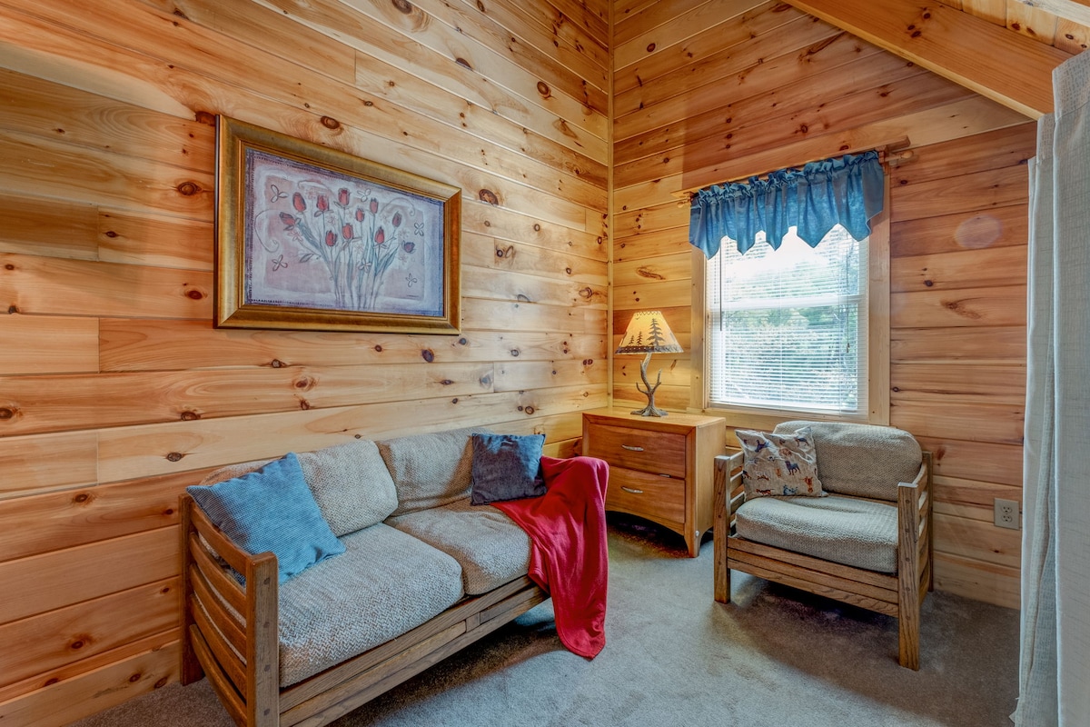 פינת ישיבה בחדר השינה הזוגי. 