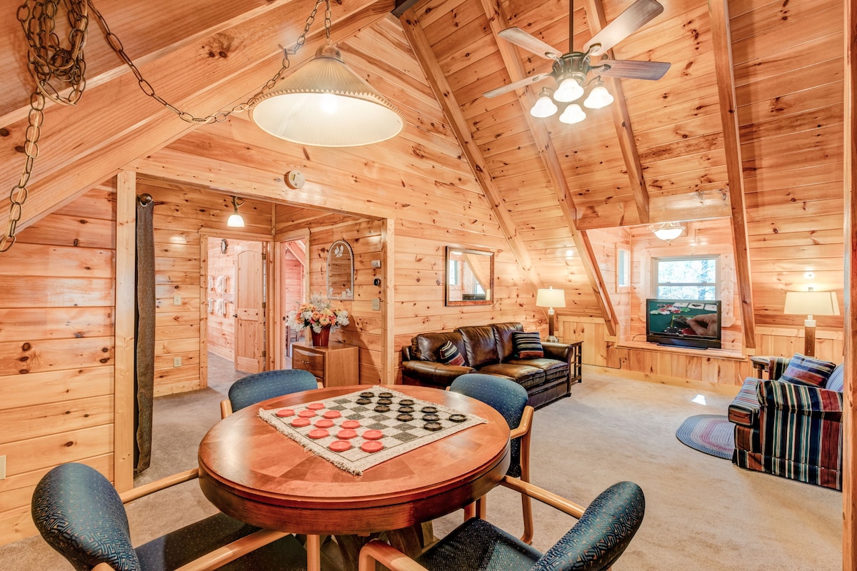 שפע של מקום ומקומות ישיבה לחברים ולבני משפחה שמתאספים לערב משחקים מהנה!
