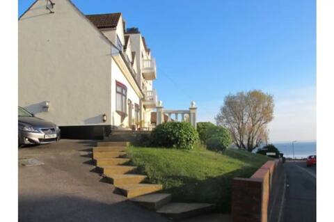 Relaxing 3BR Cottage w/ SEA VIEW Nr the beach!