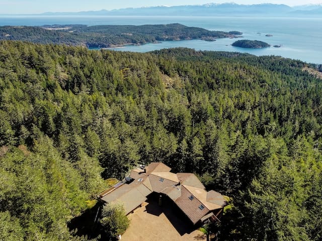 Ocean-view estate atop Mount Matheson. Sleeps 12!
