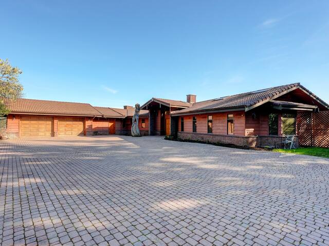 Ocean-view estate atop Mount Matheson. Sleeps 12! gallery image 2