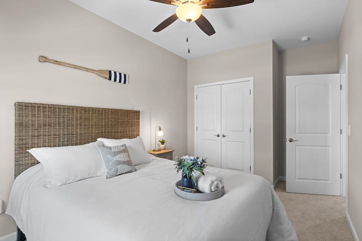 Gjumë në stil: Kjo dhomë gjumi e projektuar në mënyrë elegante ofron një krevat dopio "queen" të rehatshëm, duke ofruar kombinimin e përsosur të luksit dhe rehatisë për një gjumë të qetë gjatë natës.