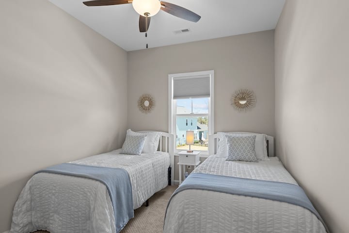 Dyfisho rehatinë, dyfisho argëtimin: Tërhiqu në këtë dhomë gjumi ftuese me dy krevate dopio të rehatshëm, duke premtuar një gjumë të qetë dhe kujtime të pafundme të ndara me të dashurit e tu.