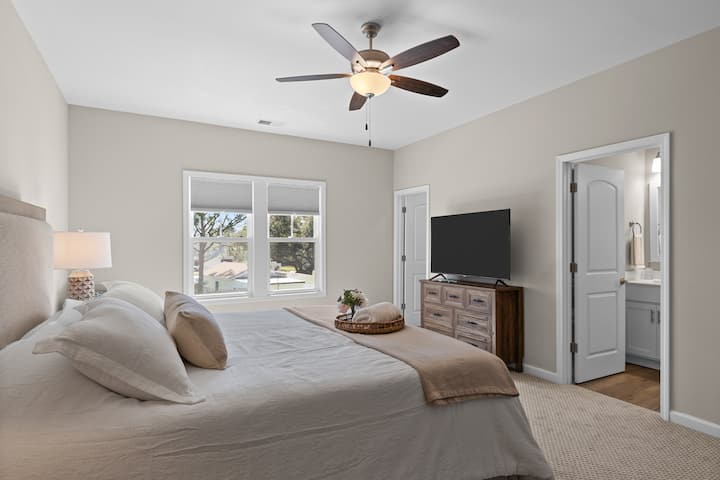 Kënaqu me jetesën luksoze: Në këtë suitë kryesore të pret një parajsë, me një krevat dopio "king", dollap shëtitës, suitë private, tavolinë pune dhe televizor inteligjent, një përzierje e përsosur e rehatisë, stilit dhe funksionalitetit për pushimin tënd përfundimtar.