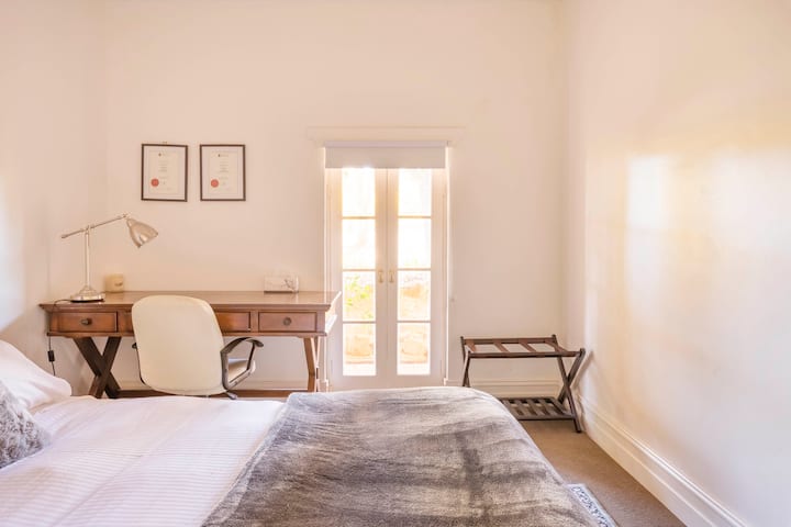 Bedroom 3 - queen bed 