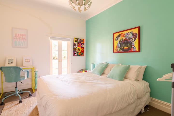 Bedroom 4 - queen bed