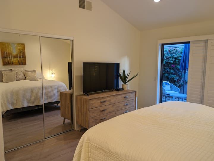 主卧配备50英寸智能电视、户外露台、套房浴室和淋浴间。 衣橱空间充裕。后院。
