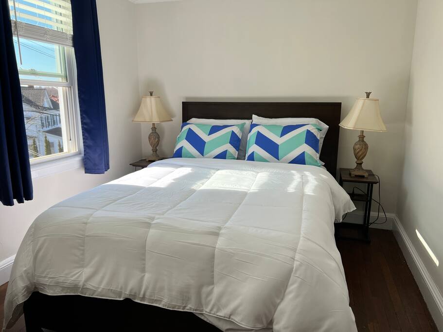1BR Private Bath, free parking, 5min walk to train